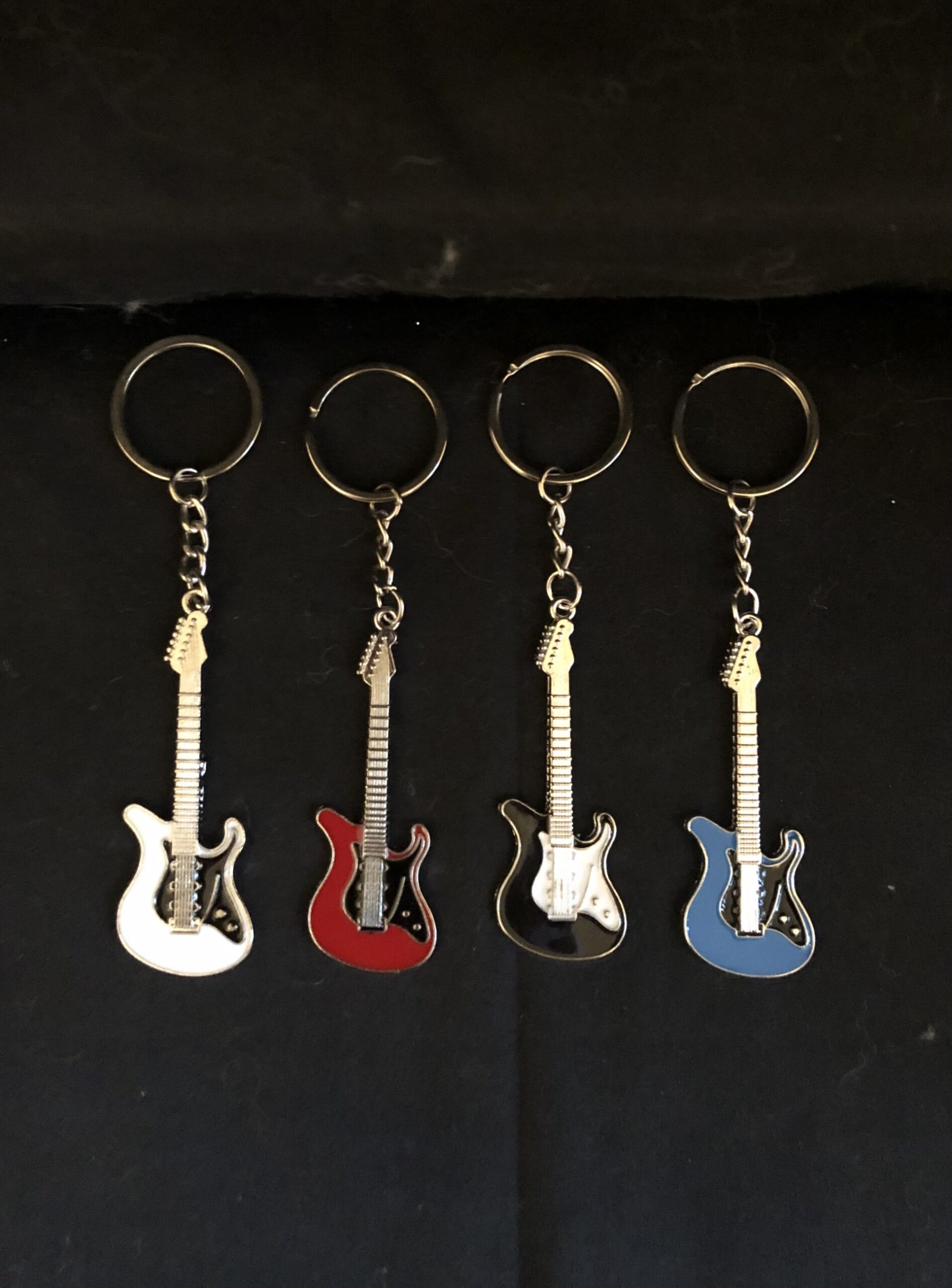 GUITAR KEYCHAINS IN ASSORTED COLORS – Homecoming Supplies